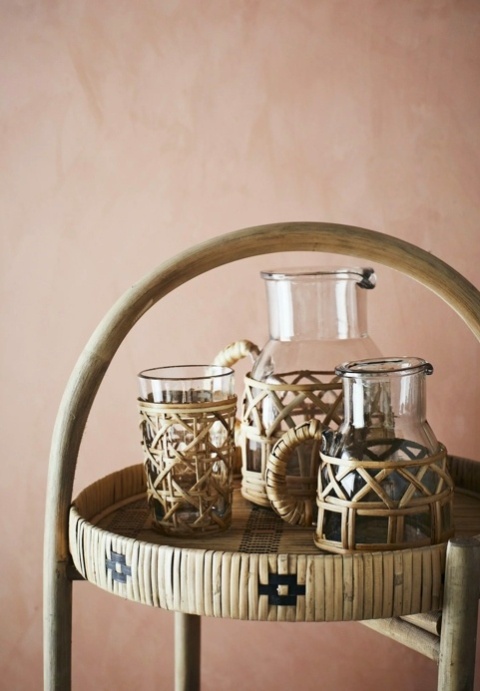 Dzbanek w bambusowej osłonce