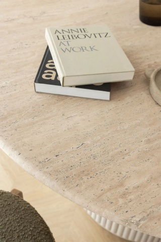 Okrągły stół jadalniany z naturalnego kamienia i drewna mango Giselda Travertyn 140cm