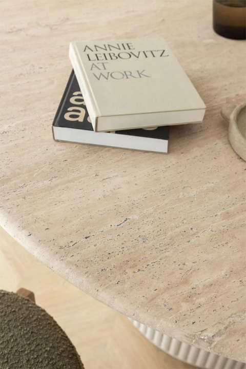 Okrągły stół jadalniany z naturalnego kamienia i drewna mango Giselda Travertyn 140cm