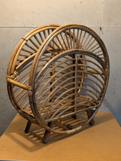 Okrągły gazetownik z trzciny - Madam Stotz