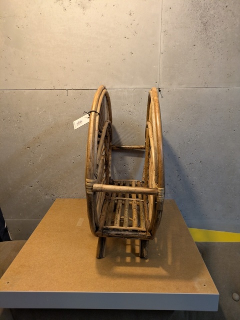 Okrągły gazetownik z trzciny - Madam Stotz