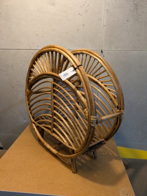 Okrągły gazetownik z trzciny - Madam Stotz