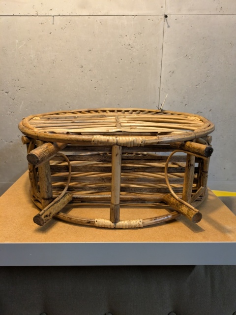 Okrągły gazetownik z trzciny - Madam Stotz