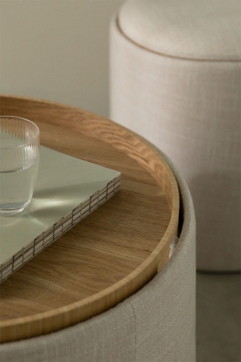 Okrągły tapicerowany puf Berkeleni z tacką i schowkiem jasnoszary Ø55 cm